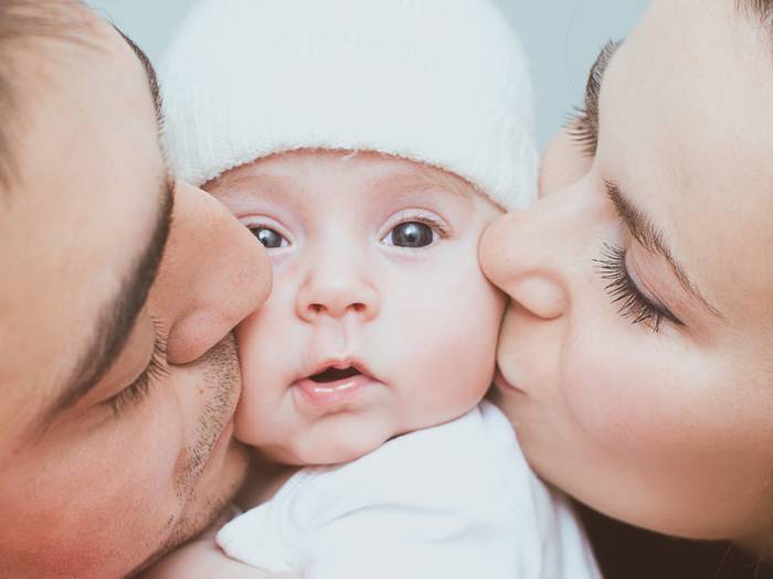 Ein Baby mit Mutter und Vater