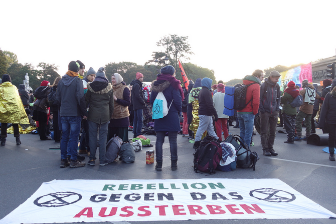 Aktivisten legten einen wichtigen Verkehrsknoten in Berlin lahm - und fordern effektiven Klimaschutz.