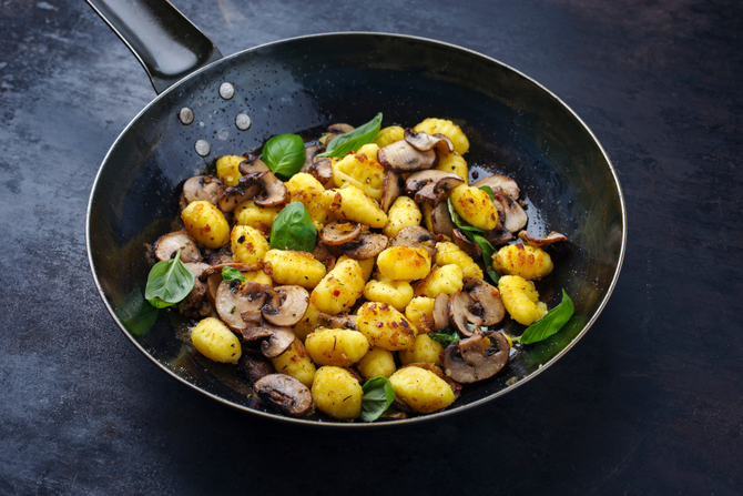 Lecker: Vegane Kartoffel-Gnocchi mit Pilzen.