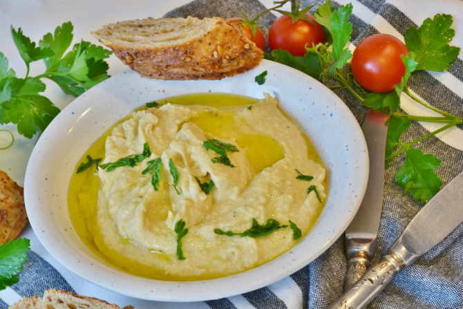 Hummus mit Olivenöl
