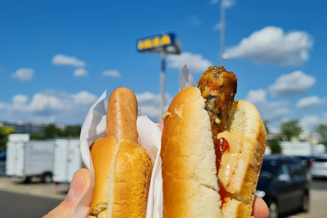 Ikea hat 2 vegane Hotdogs - welcher schmeckt besser? (Links der neue "Plant-Hotdog", rechts der "Veggie-Dog").