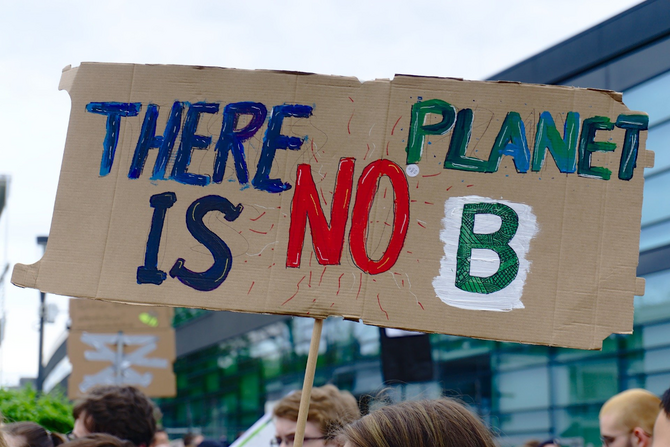 Ein Schild mit der Aufschrift "There is no Planet B".