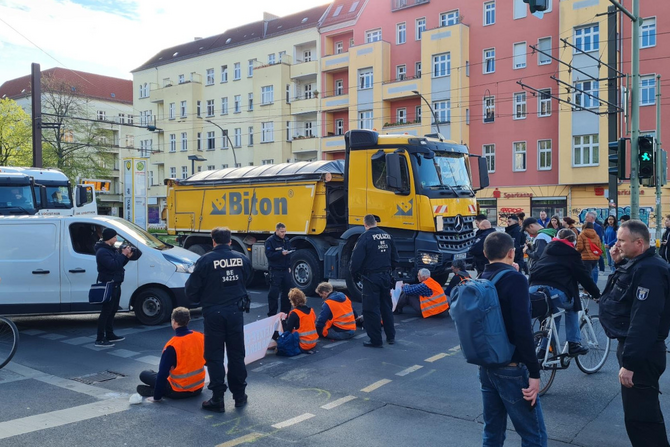Klimaschutz-Aktivisten der "Letzten Generation" blockieren eine Kreuzung in Berlin.