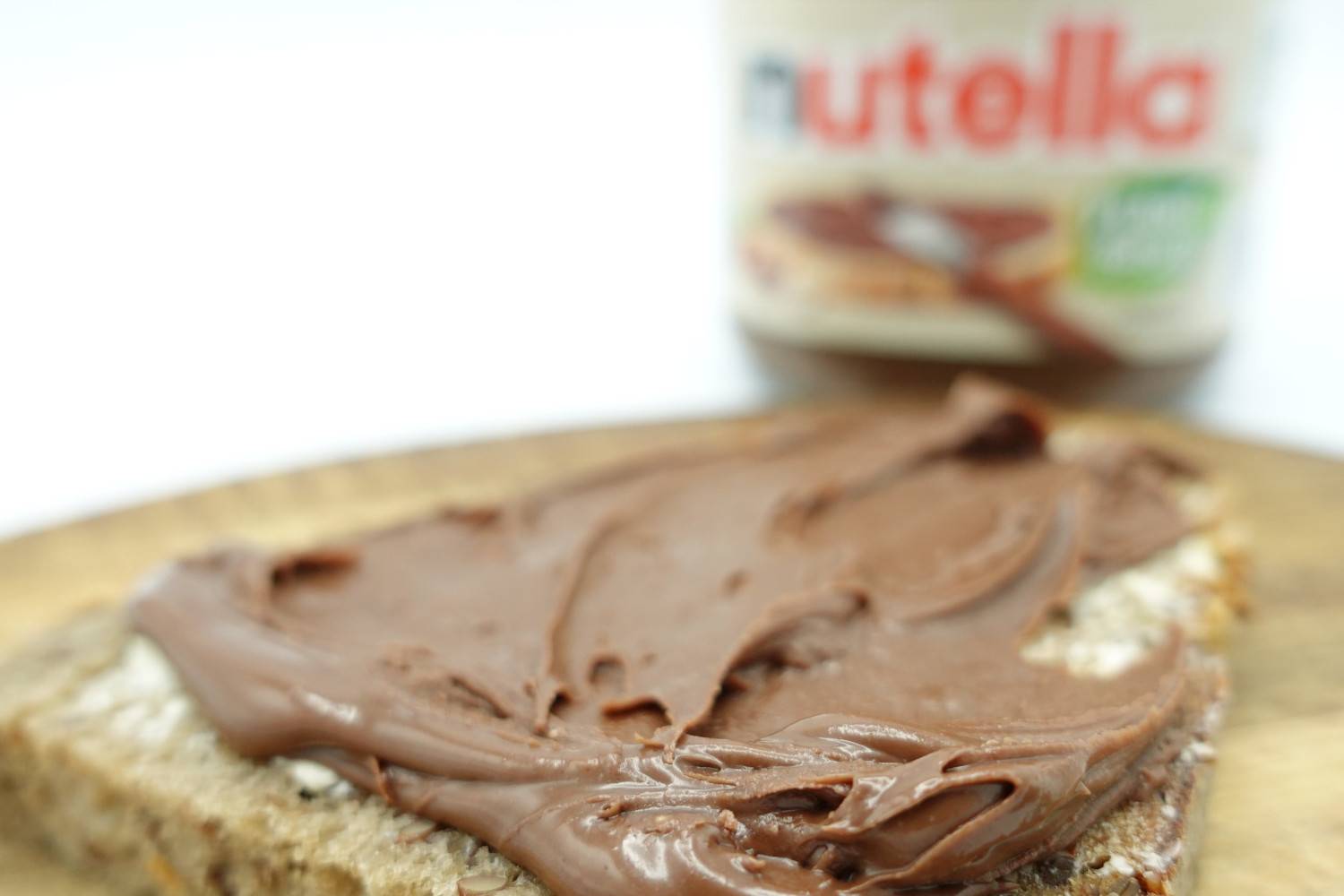 Wie schmeckt veganes Nutella auf dem Brot?