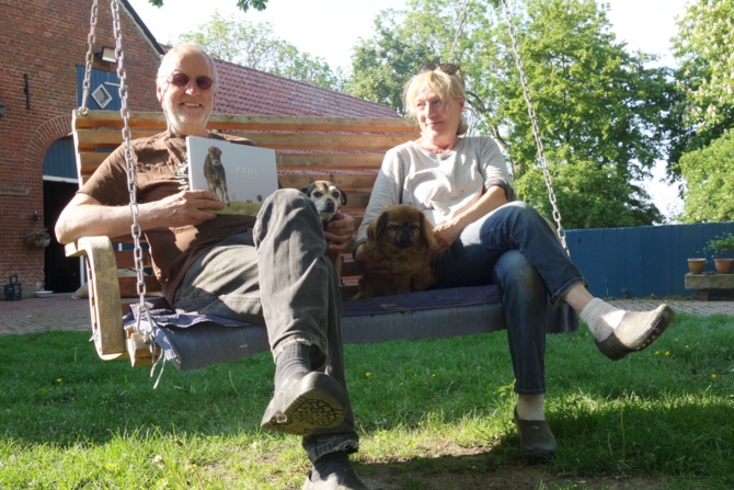 Jan und Karin von Hof Butenland präsentieren das Buch