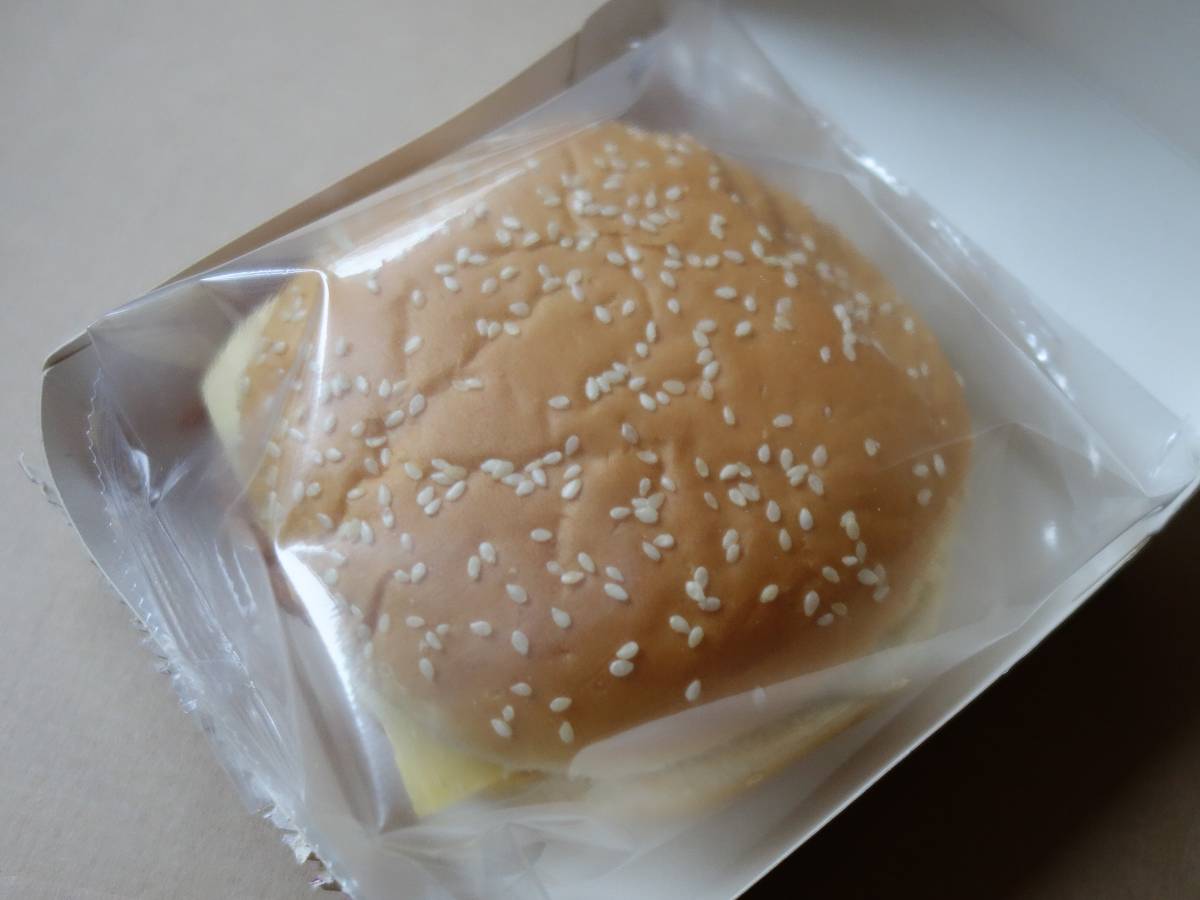 Der vegane Burger ist seinerseits in einer Plastikfolie eingeschweißt.