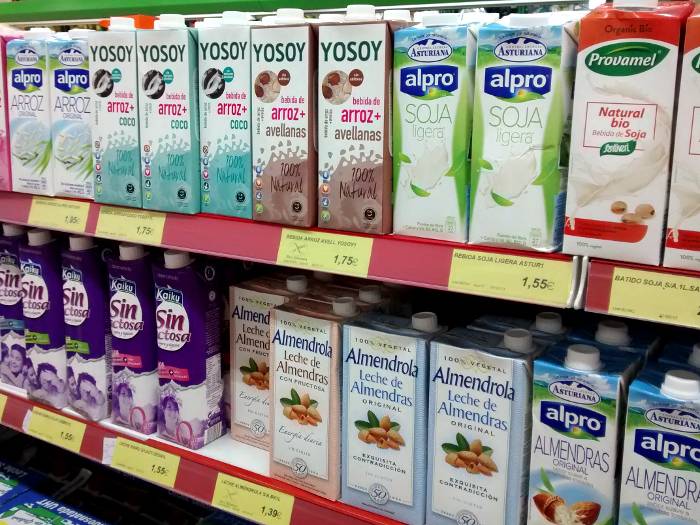 Pflanzendrinks in einem spanischen Supermarkt