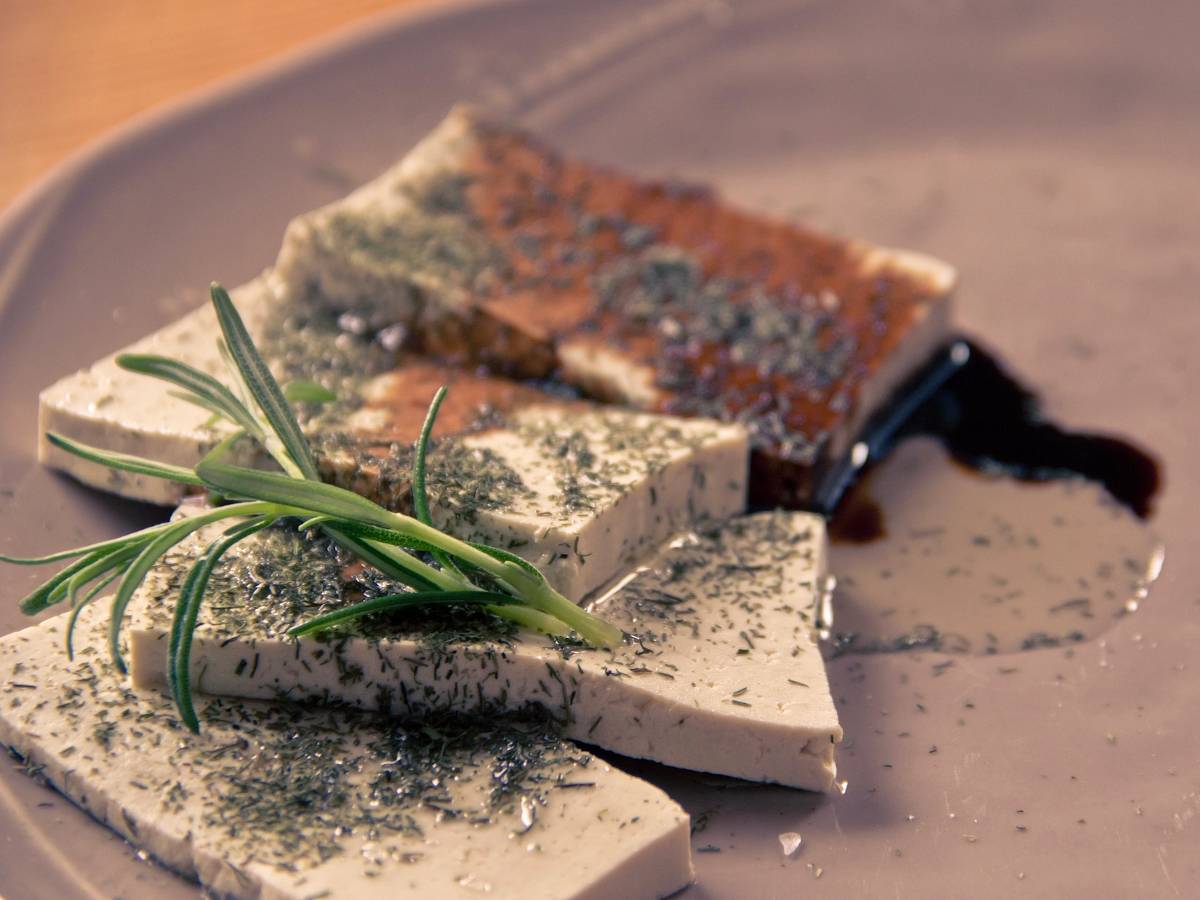 "Roher" Tofu, mit Kräutern mariniert