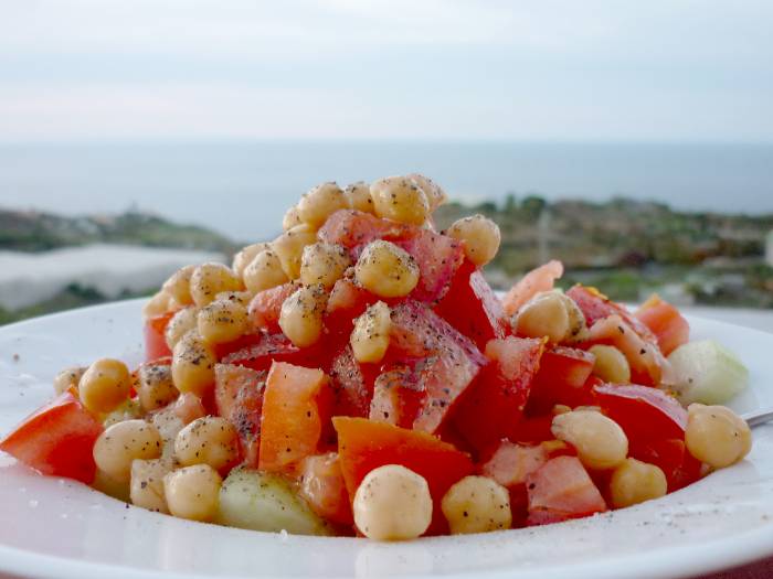 Schnell zubereitet und lecker: Tomatensalat mit Kichererbsen