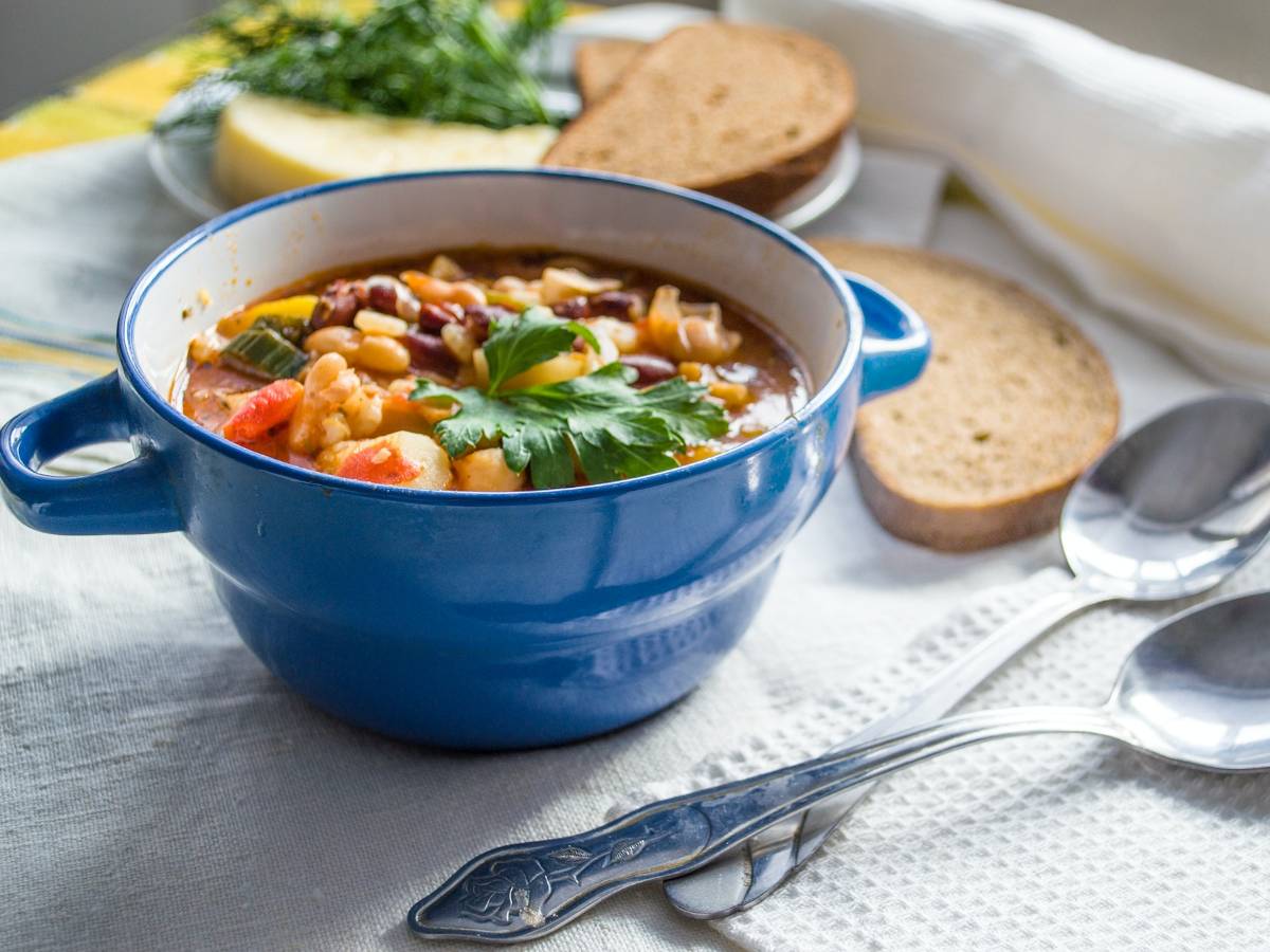 Eine vegane Budda Bowl mit Gemüse