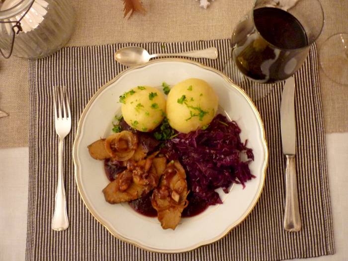 Ein veganer Braten (Soyana), mit Rotkraut und Klößen